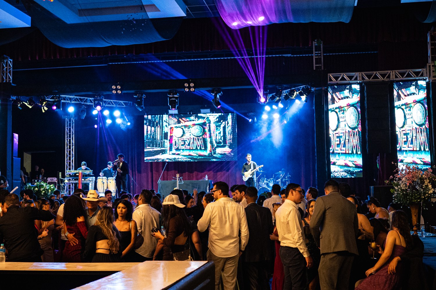 Foto de um baile Monteiro: Palco e iluminação do show