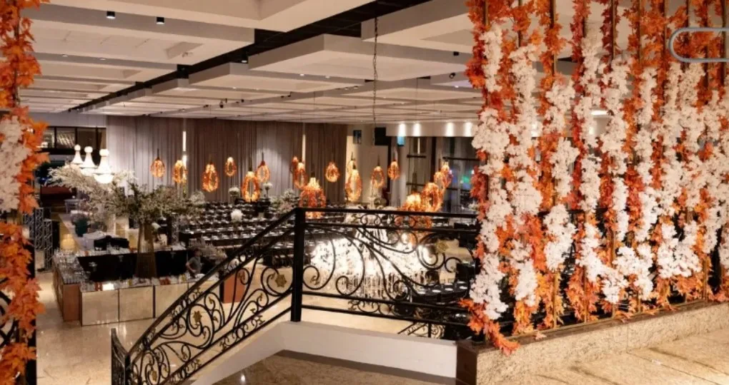 Salão decorado com cascatas de flores e escadaria para um baile de formatura Monteiro