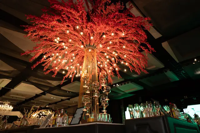 Bar sob a árvore floral vermelha