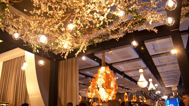 Lustre entre flores e pendentes