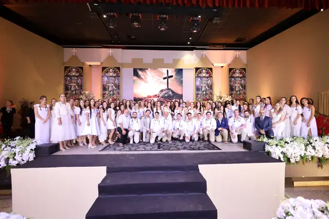 Turma de branco no palco