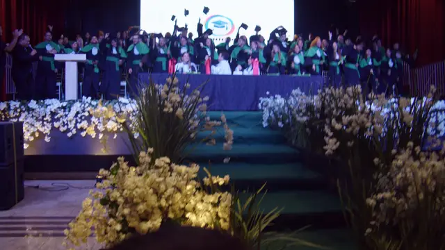 Capelos ao alto no fim da cerimônia