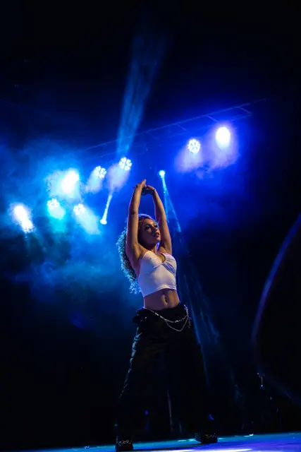 Show no palco com luzes azuis