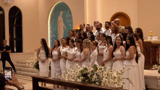 Formandas de branco diante do altar