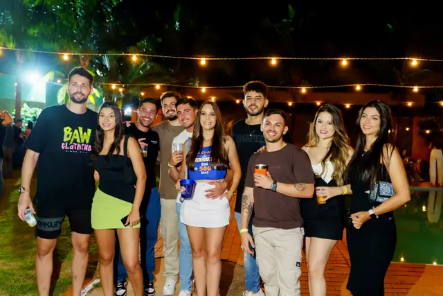 Turma reunida em festa ao ar livre