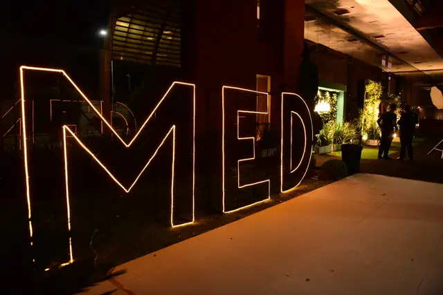 Letras MED iluminadas na entrada da festa